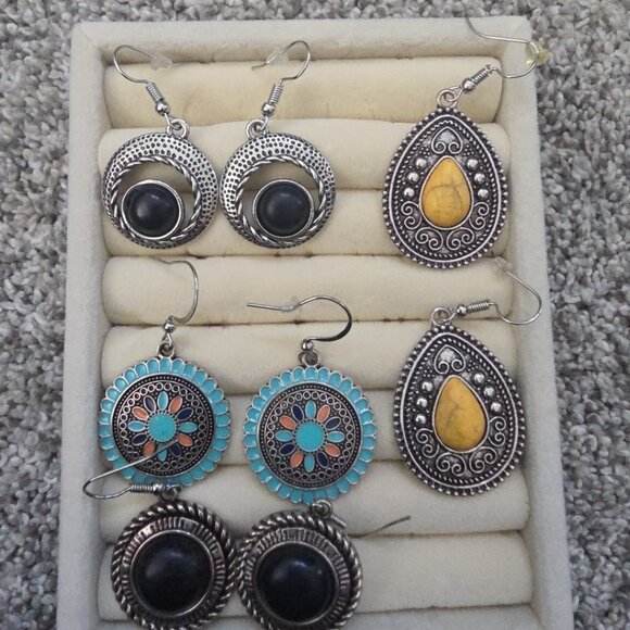 4 pairs of womans earrings. - Picture 1 of 3